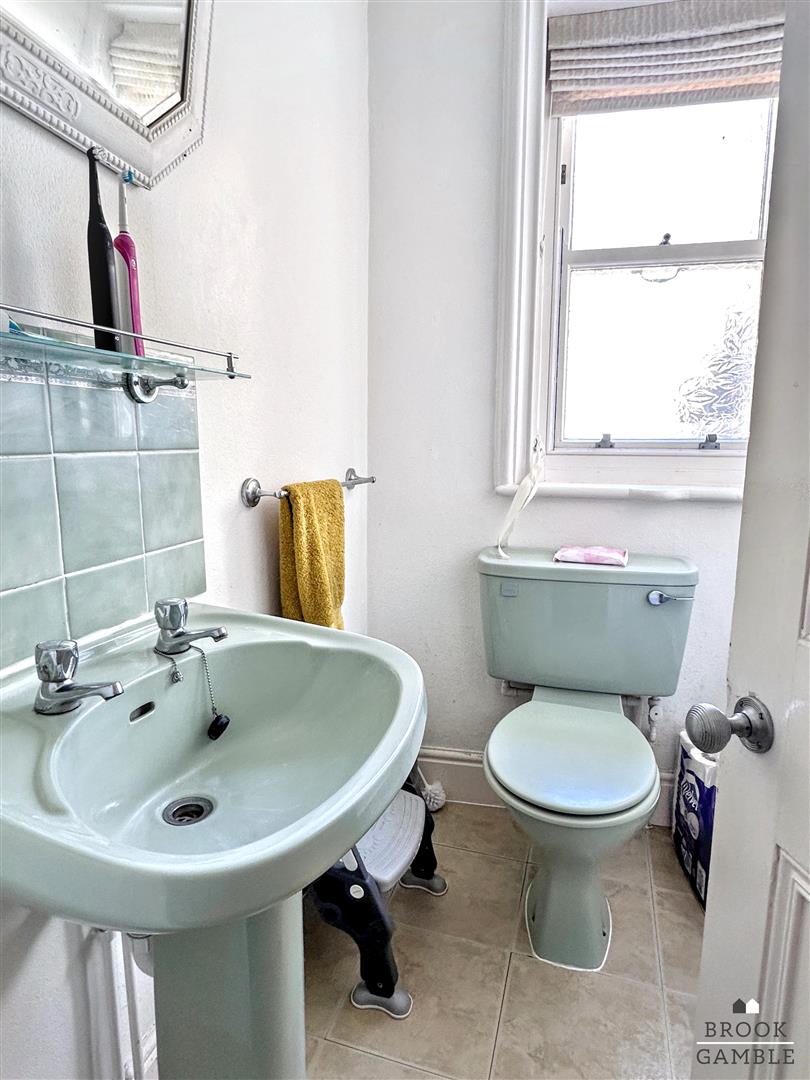 2 Bedroom Flat - Conversion. Elms Avenue in Eastbourne,  13